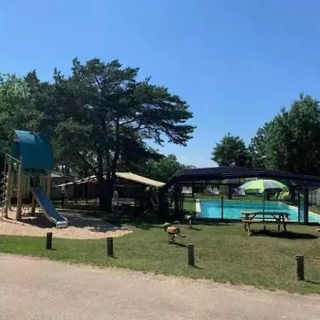 3 Etoiles - Piscine - Eecbii